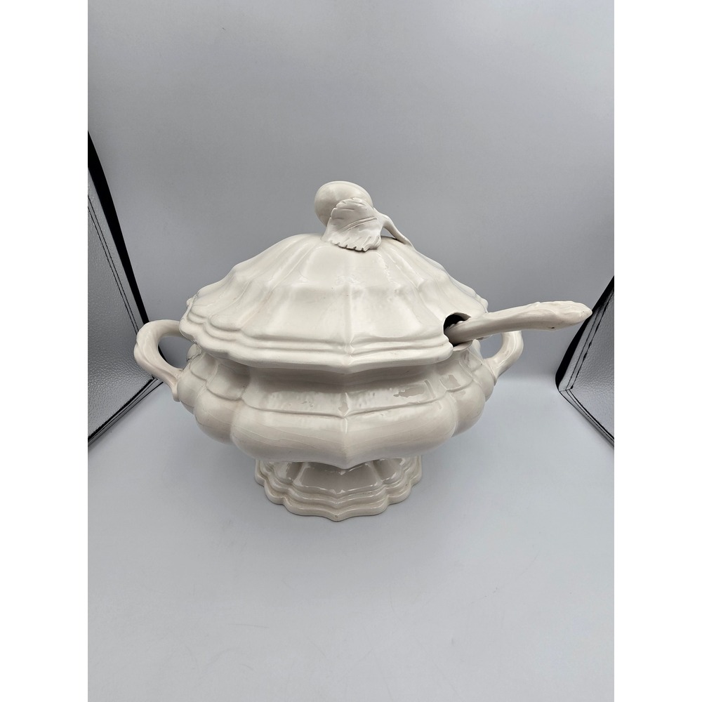 Bassano Ceramic Soup Tureen with Lid and Ladle Cream Good Scalloped Vintage‎